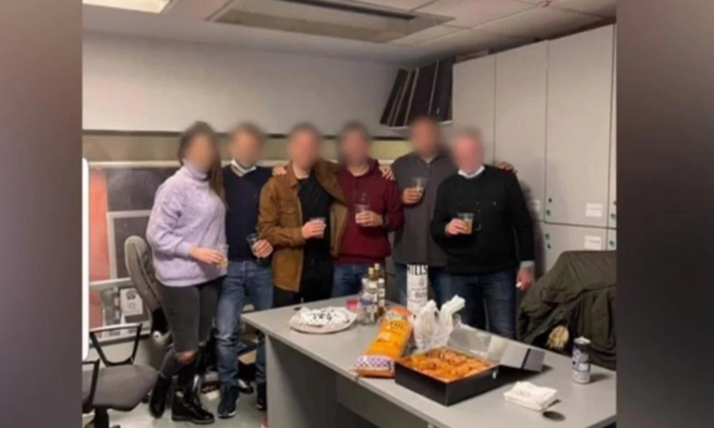 Σάλος με κορονοπάρτι μέσα στη ΓΑΔΑ – Ουίσκι και αγκαλιές χωρίς μάσκες